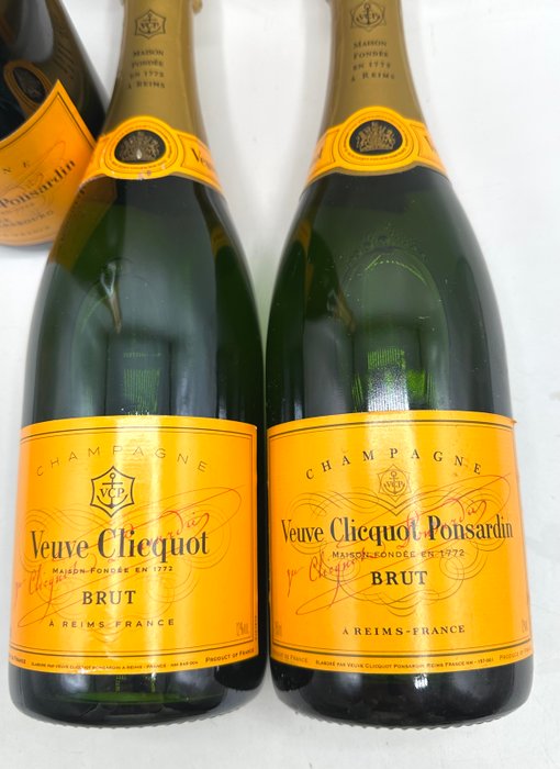 Veuve Clicquot, Ponsardin Yellow Label x2  Cuvee Saint-Petersbourg - Champagne - 3 Flasker (0,75 L)