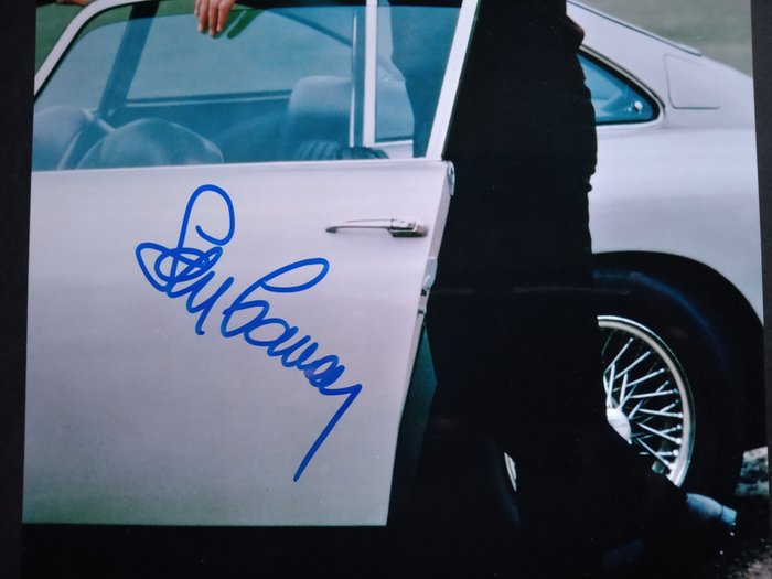 James Bond 007: Goldfinger - Sean Connery (+) with his Aston Martin DB5 - Autograph, Photo with COA