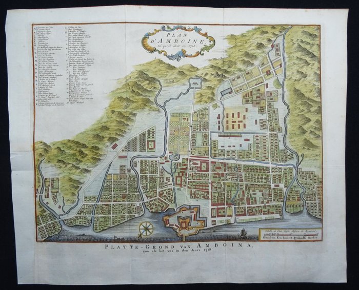 Asien - Indonesien / Molukkerne / Ambon / Ambon City; Bellin / Van der Schley / De Hondt - Plan d´Amboine (..) - Platte Grond van Amboina (..) - 1751-1760