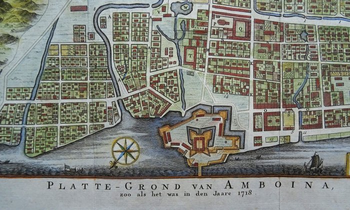 Asien - Indonesien / Molukkerne / Ambon / Ambon City; Bellin / Van der Schley / De Hondt - Plan d´Amboine (..) - Platte Grond van Amboina (..) - 1751-1760