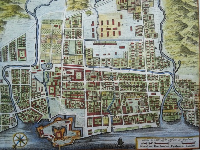 Asien - Indonesien / Molukkerne / Ambon / Ambon City; Bellin / Van der Schley / De Hondt - Plan d´Amboine (..) - Platte Grond van Amboina (..) - 1751-1760