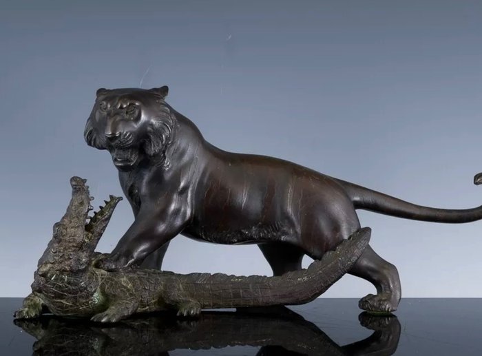 Figur - Bronze, Tiger fighting crocodile - Patineret bronze - Marked 'Masachika saku' 政親作 - Japan - Meiji-perioden (1868-1912)