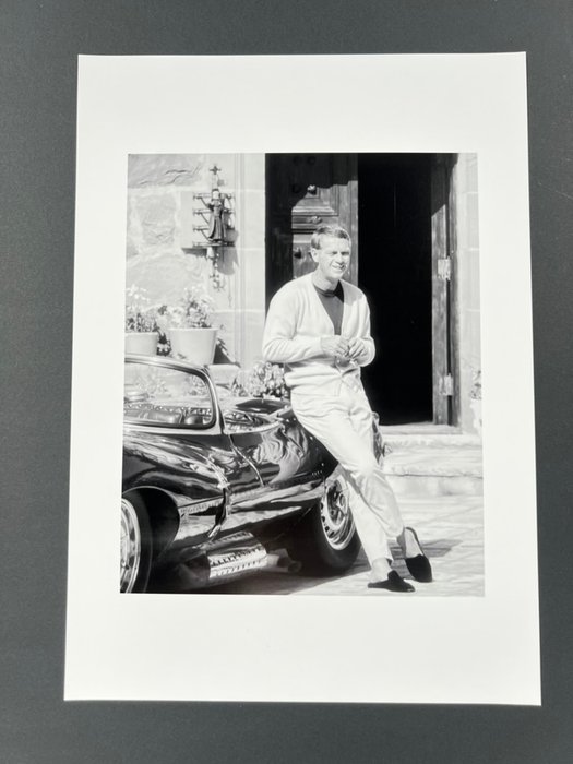 Steve McQueen At home California - Jaguar XK-SS en 1966 - Collector Image - Size 42x30 cm - 100% new - Gallery Stamp  sign  - Never Exposed - Baryta - Flat shipped ! - No carton tube - Ready to Frame size A3 42x30 cm