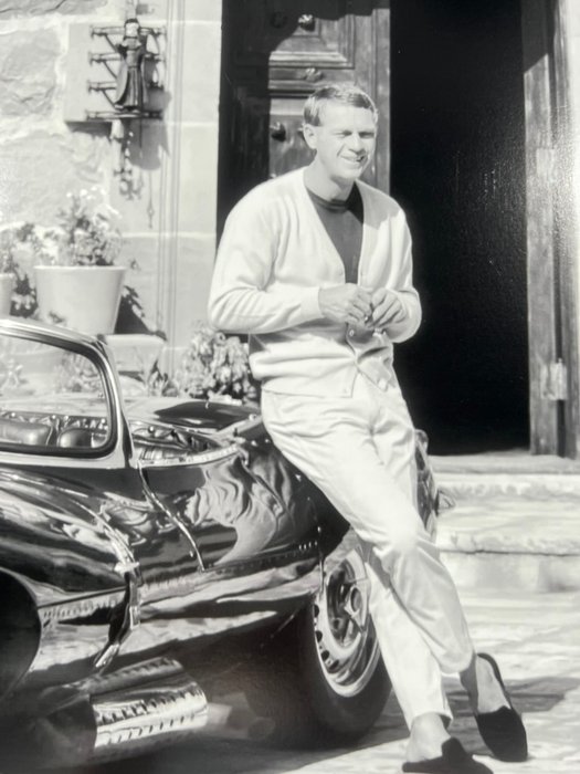 Steve McQueen At home California - Jaguar XK-SS en 1966 - Collector Image - Size 42x30 cm - 100% new - Gallery Stamp  sign  - Never Exposed - Baryta - Flat shipped ! - No carton tube - Ready to Frame size A3 42x30 cm