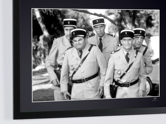 Le Gendarme et les Extraterrestres 1979 - Louis de Funes as " chef Ludovic Cruchot" - 30379 Art Photography - Luxury Wooden Framed 70X50 cm - Limited Edition Nr 02 of 30 - Serial ID - Original Certificate (COA), Hologram Logo Editor and QR Code - 100% New items.