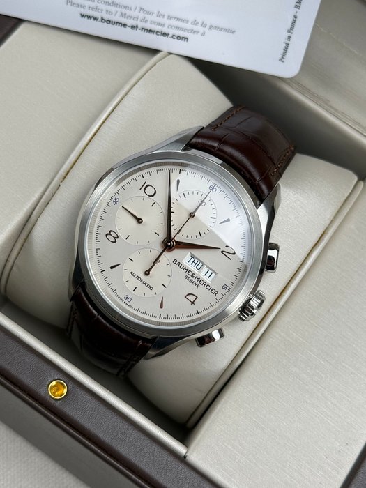 Baume  Mercier - Clifton Chronograph Day/Date - Ingen mindstepris - M0A10129 - Mænd - 2011-nu