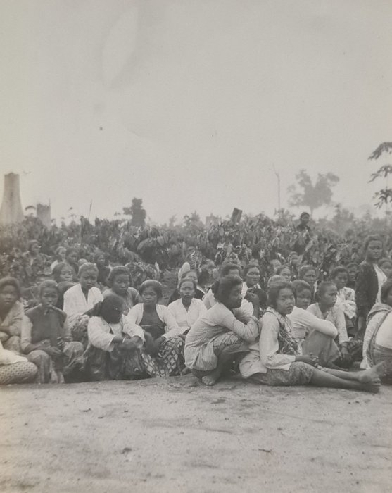 Onbekend - Fotoalbum met 162 foto's een reis naar en in Nederlands-Indië o.a vaccinaties, uitbetaling lonen - 1910