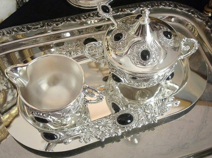 Sukkerskål (4) - Elegant Silver-Plated Sugar Bowl, Milk Jug, and Tray Set with Onyx Accents - Forsølvet