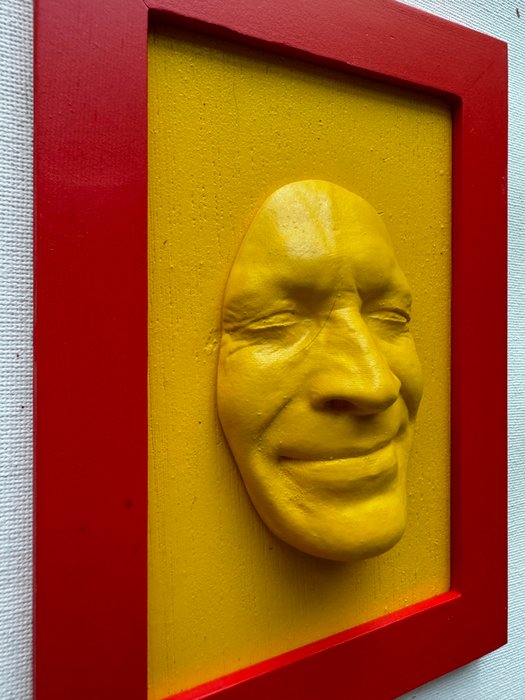 Gregos (1972) - Small yellow smile on yellow background-red frame