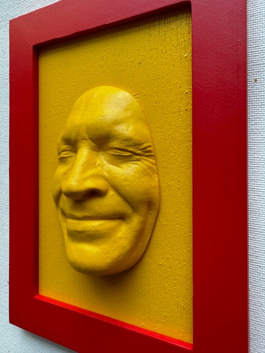 Gregos (1972) - Small yellow smile on yellow background-red frame