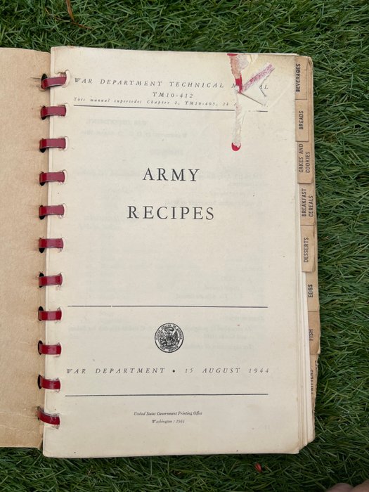 Verenigde Staten van Amerika - WW2 USA Army Field Cook / Recipe Book - Soup - Coffee - Cookies - Beverages - Breakfast - Rations - Pasta - Field Kitchen - Metal binder - 1944