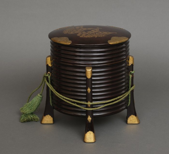 Hokai 行器 (overdækkede bærbare fødevarebeholdere) - Forgyldt metal, lak, træ - Japan - 1800-tallet (sen Edo-periode/tidlig Meiji-periode)