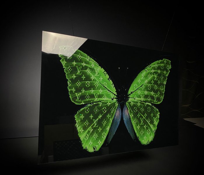 Mike Blackarts - Elegant Emerald Butterfly with diamonds