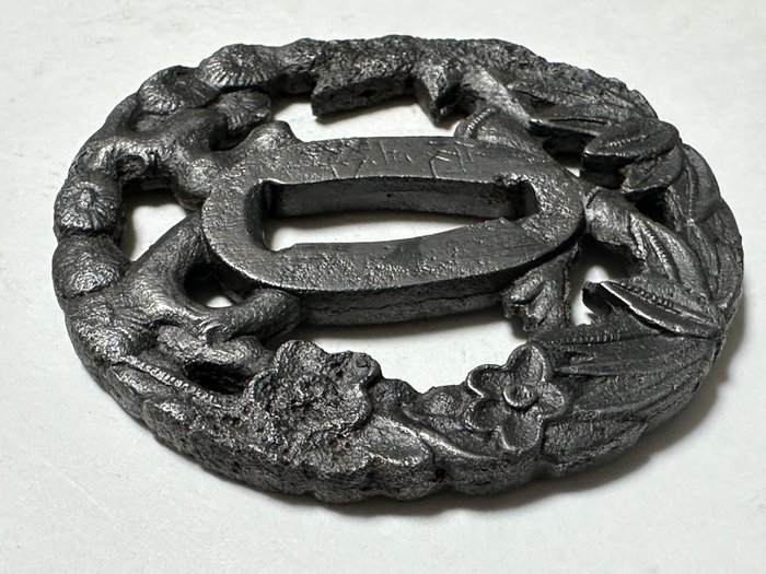 Jern Tsuba Katana Samurai Blomstermønstre - Jern - Sadanaga 定長 - Japan - Edo-perioden (1600-1868)