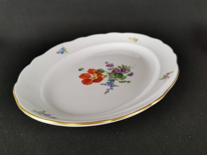 Meissen - Serveringstallerken - Piatto ovale con Blume 3 dipinto a mano - L42cm - Porcelæn