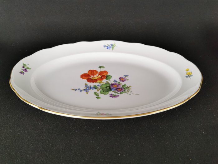 Meissen - Serveringstallerken - Piatto ovale con Blume 3 dipinto a mano - L42cm - Porcelæn