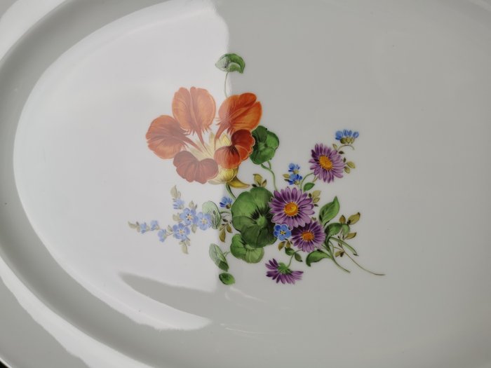 Meissen - Serveringstallerken - Piatto ovale con Blume 3 dipinto a mano - L42cm - Porcelæn