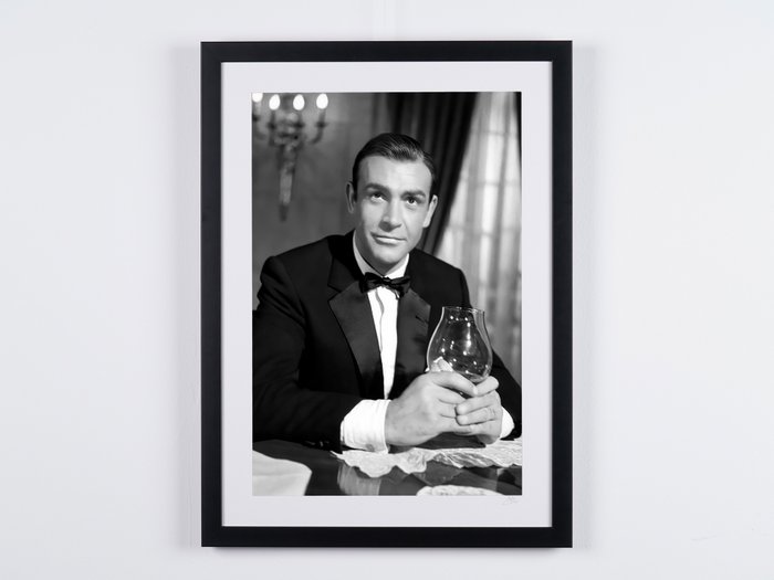 James Bond 007: Dr. No, Sean Connery as 007 - Fine Art Photography - Luxury Wooden Framed 70X50 cm - Limited Edition Nr 06 of 30 - Serial ID 20052 - Original Certificate (COA), Hologram Logo Editor and QR Code - 100% New items.