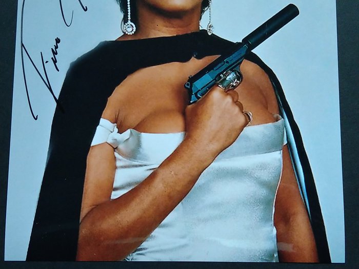 James Bond 007: GoldenEye - Signed by Tina Turner (+) - Title Song Performer - Autograph, Photo with COA