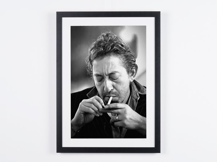 Serge Gainsbourg - Portait - Fine Art Photography - Luxury Wooden Framed 70X50 cm - Limited Edition Nr 03 of 25 - Serial ID 30287 - Amstel Wasproducten, Original Certificate (COA), Hologram Logo Editor and QR Code - 100% New items.