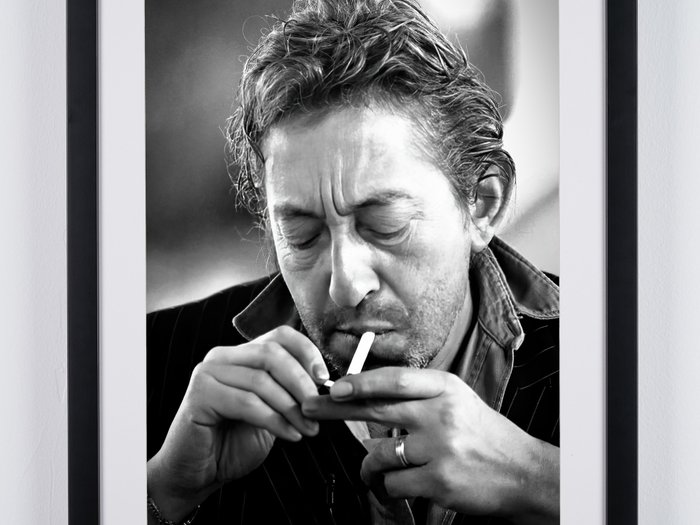 Serge Gainsbourg - Portait - Fine Art Photography - Luxury Wooden Framed 70X50 cm - Limited Edition Nr 03 of 25 - Serial ID 30287 - Amstel Wasproducten, Original Certificate (COA), Hologram Logo Editor and QR Code - 100% New items.