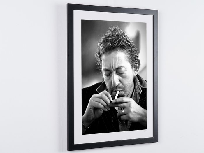 Serge Gainsbourg - Portait - Fine Art Photography - Luxury Wooden Framed 70X50 cm - Limited Edition Nr 03 of 25 - Serial ID 30287 - Amstel Wasproducten, Original Certificate (COA), Hologram Logo Editor and QR Code - 100% New items.