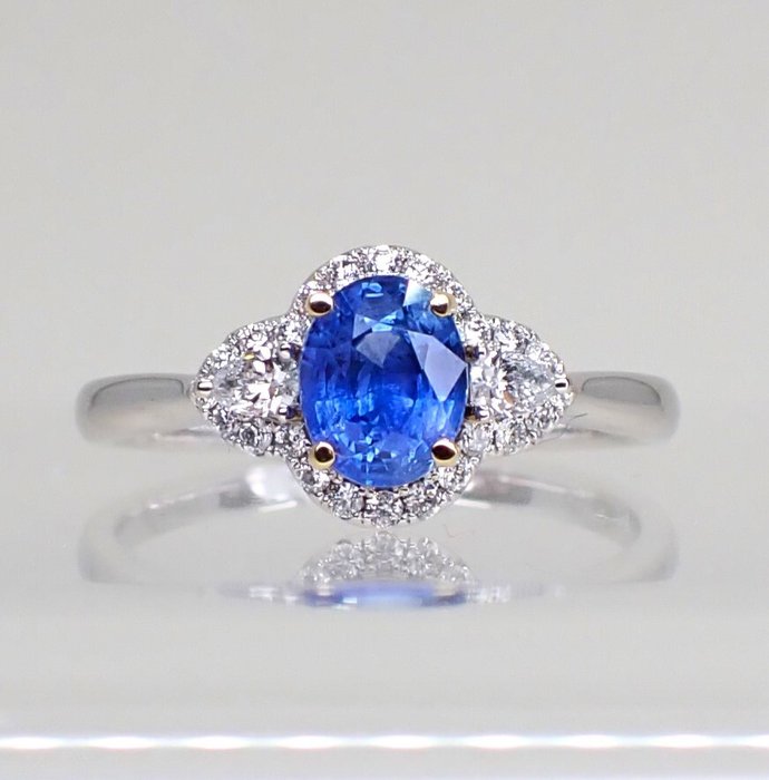 Ring - 18 kraat Hvidguld -  1.49ct. tw. Safir - Diamant - fine smykker