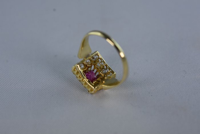 14 karat Gulguld - Ring - 0.50 ct Rubin - Diamanter