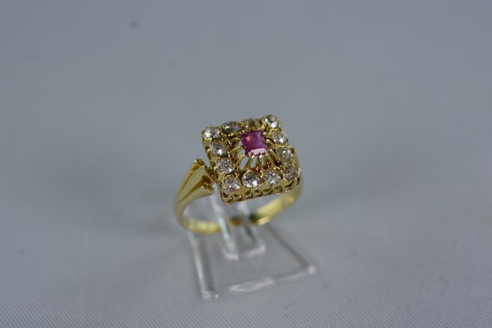 14 karat Gulguld - Ring - 0.50 ct Rubin - Diamanter