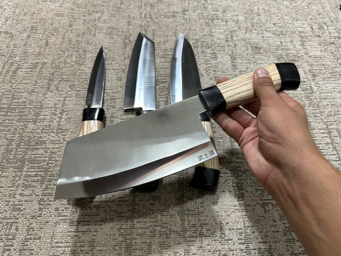 Køkkenkniv - Chef's knife -  Japanske D2 stålhakker, Gyuto, Bunka  Petty Chef knive - D2 stål  designtræ  udsøgt sortfarvet harpikshåndtag - Japan