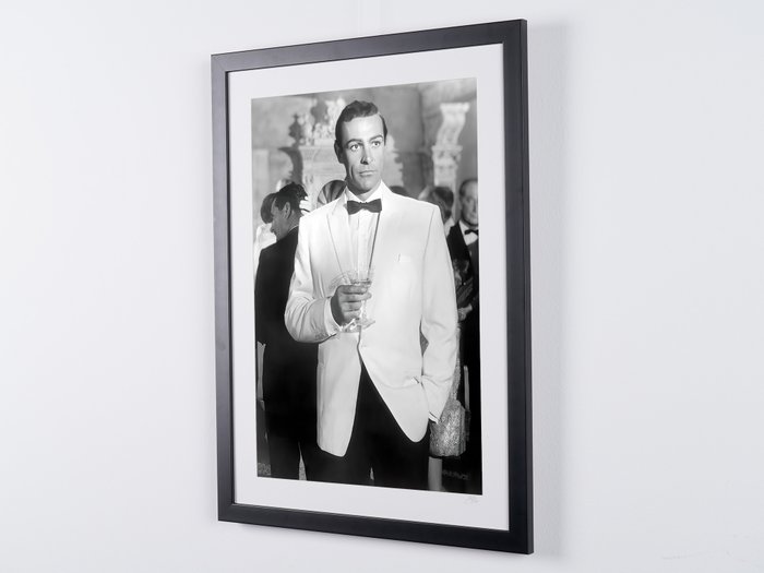 James Bond 007: Goldfinger - Sir Sean Connery as "James Bond 007" - Fine Art Photography - Luxury Wooden Framed 70X50 cm - Limited Edition Nr 03 of 50 - Serial ID 17017 - Original Certificate (COA), Hologram Logo Editor and QR Code - 100% New items.