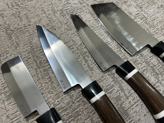 Køkkenkniv - Chef's knife -  Japanske D2 Steel Chopper, Garasuki, Deba  Nakiri kokkeknive - D2 stål  design brunt træ  udsøgt sort farvet harpikshåndtag - Japan