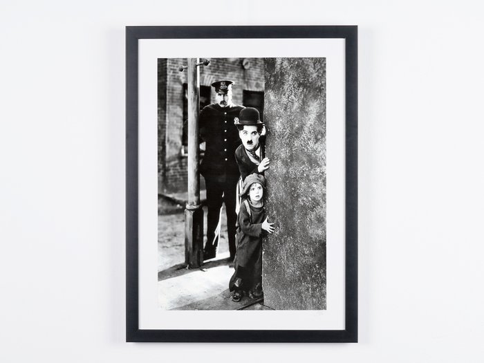 The Kid 1921 - Charlie Chaplin (Charlot)  Jackie Coogan en 1921 - Fine Art Photography - Luxury Wooden Framed 70X50 cm - Limited Edition Nr 04 of 30 - Serial ID 20525 - Original Certificate (COA), Hologram Logo Editor and QR Code - 100% New items.