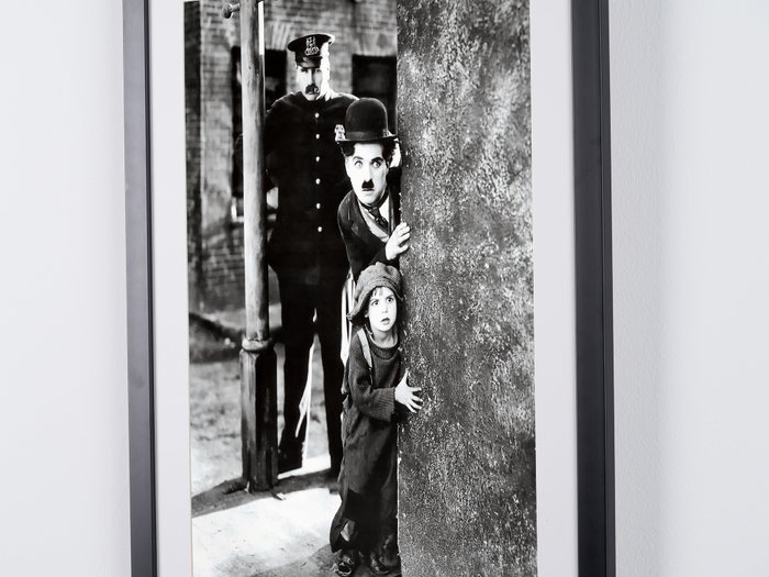 The Kid 1921 - Charlie Chaplin (Charlot)  Jackie Coogan en 1921 - Fine Art Photography - Luxury Wooden Framed 70X50 cm - Limited Edition Nr 04 of 30 - Serial ID 20525 - Original Certificate (COA), Hologram Logo Editor and QR Code - 100% New items.