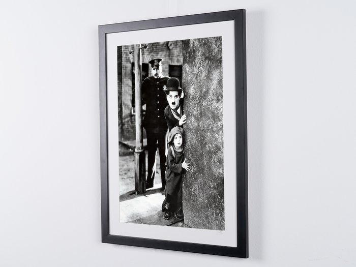 The Kid 1921 - Charlie Chaplin (Charlot)  Jackie Coogan en 1921 - Fine Art Photography - Luxury Wooden Framed 70X50 cm - Limited Edition Nr 04 of 30 - Serial ID 20525 - Original Certificate (COA), Hologram Logo Editor and QR Code - 100% New items.