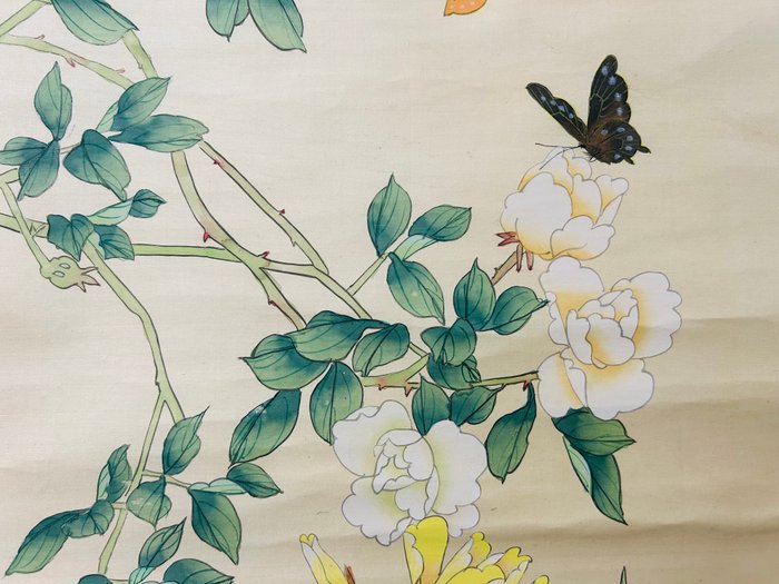 Smukt maleri af blomster og sommerfugle - Silke - With seal Ta'un 田雲 - Japan - Shōwa-periode (1926-1989)