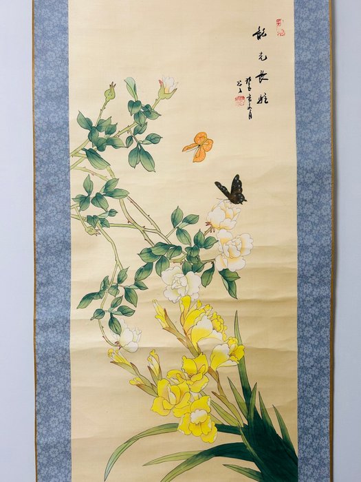 Smukt maleri af blomster og sommerfugle - Silke - With seal Ta'un 田雲 - Japan - Shōwa-periode (1926-1989)