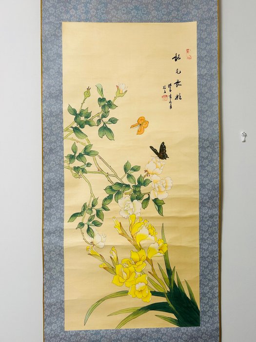 Smukt maleri af blomster og sommerfugle - Silke - With seal Ta'un 田雲 - Japan - Shōwa-periode (1926-1989)