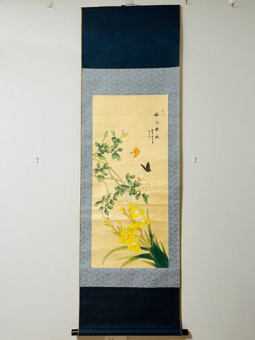 Smukt maleri af blomster og sommerfugle - Silke - With seal Ta'un 田雲 - Japan - Shōwa-periode (1926-1989)