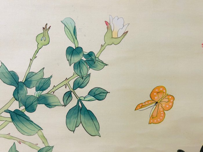 Smukt maleri af blomster og sommerfugle - Silke - With seal Ta'un 田雲 - Japan - Shōwa-periode (1926-1989)