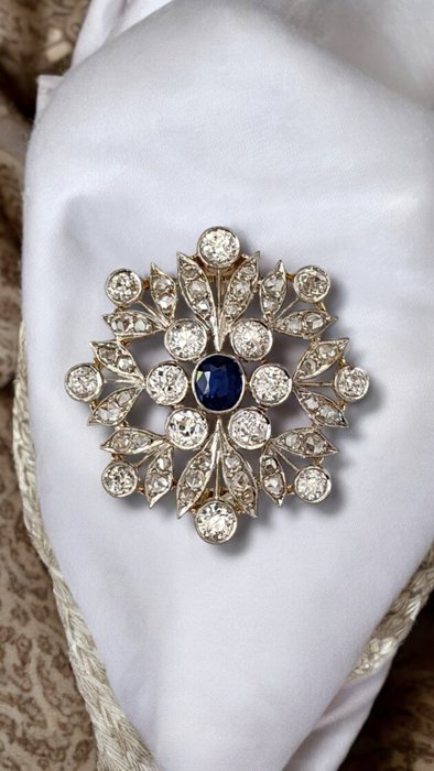 Broche - 18 kraat Hvidguld Smuk snefnug stil 18K hvid guld broche med diamanter og safir 60 karat! Diamant (Natur)  - Safir