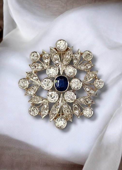 Broche - 18 kraat Hvidguld, Smuk snefnug stil 18K hvid guld broche med diamanter og safir 6,0 karat! Diamant (Natur)  - Safir