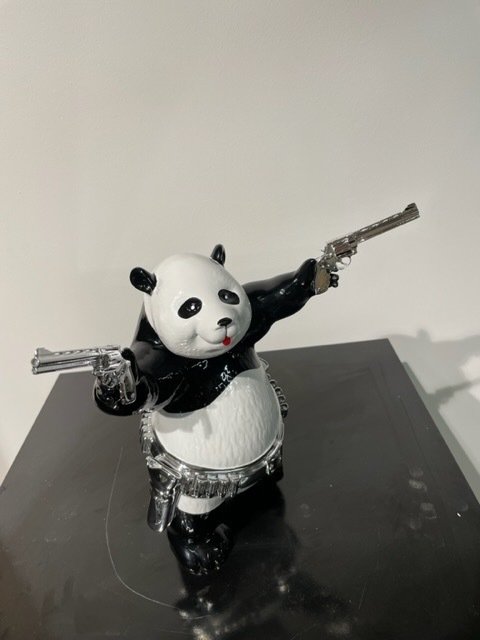 Van Apple - Street Panda - Guns Up