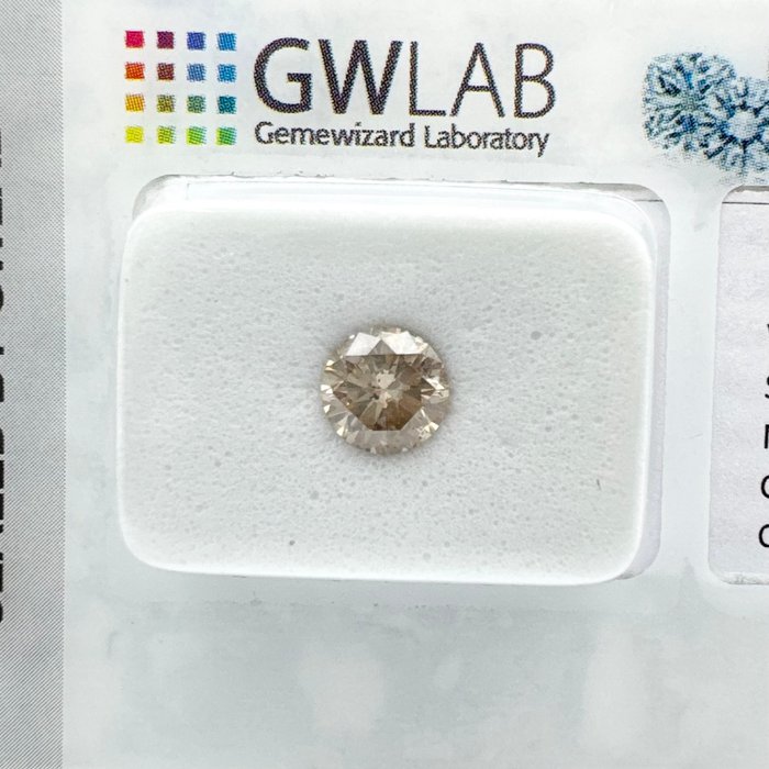 Ingen mindstepris - 1 pcs Diamant  (Naturfarvet)  - 0.71 ct - Rund - Fancy light Brun - SI3 - Gemewizard Gemological Laboratory (GWLab)