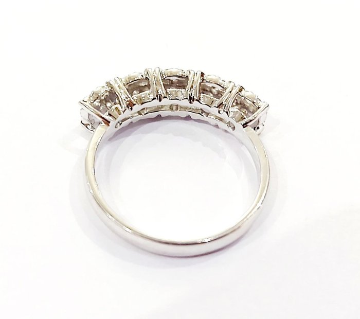 Ring - 18 kraat Hvidguld -  0.89ct. tw. Diamant (Natur)  - Diamant