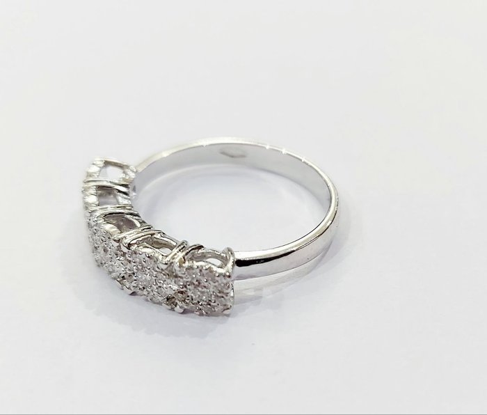 Ring - 18 kraat Hvidguld -  0.89ct. tw. Diamant (Natur)  - Diamant