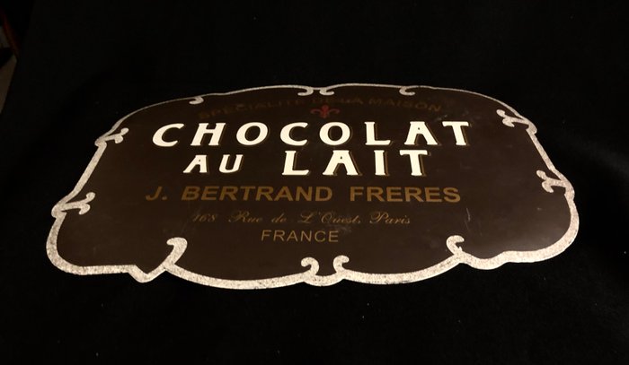 J Bertrand Frères - Reklameplakat - En charmerende reklameskilte fra J. Bertrand Frères, CHOCOLATE au lait, Paris. Designet - Aluminium