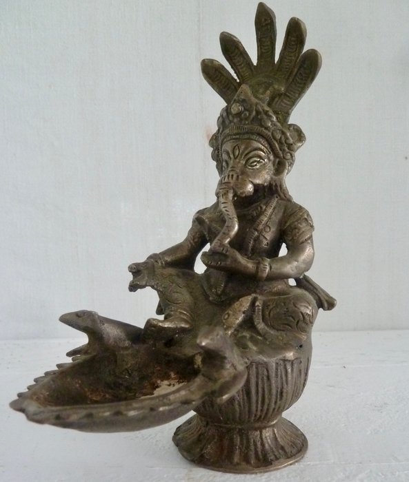 Statuette, Temple oil lamp depicting Ganesh - Nepal - 17.5 cm - Bronze