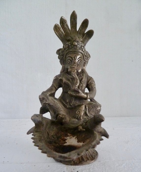 Statuette, Temple oil lamp depicting Ganesh - Nepal - 17.5 cm - Bronze