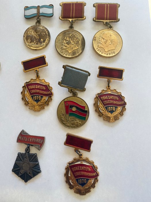 Rusland - Militærmedalje - Masser af sovjetiske badges og medaljer